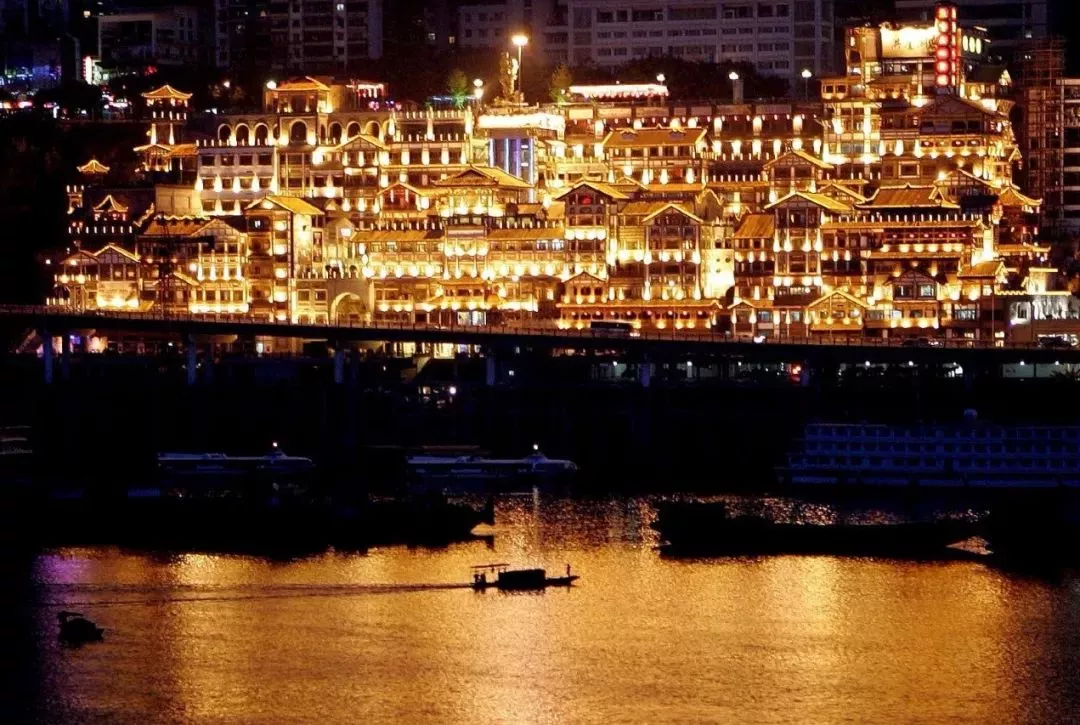 磁器口是距离重庆主城区最近的古镇,当年也是热闹的水陆码头.