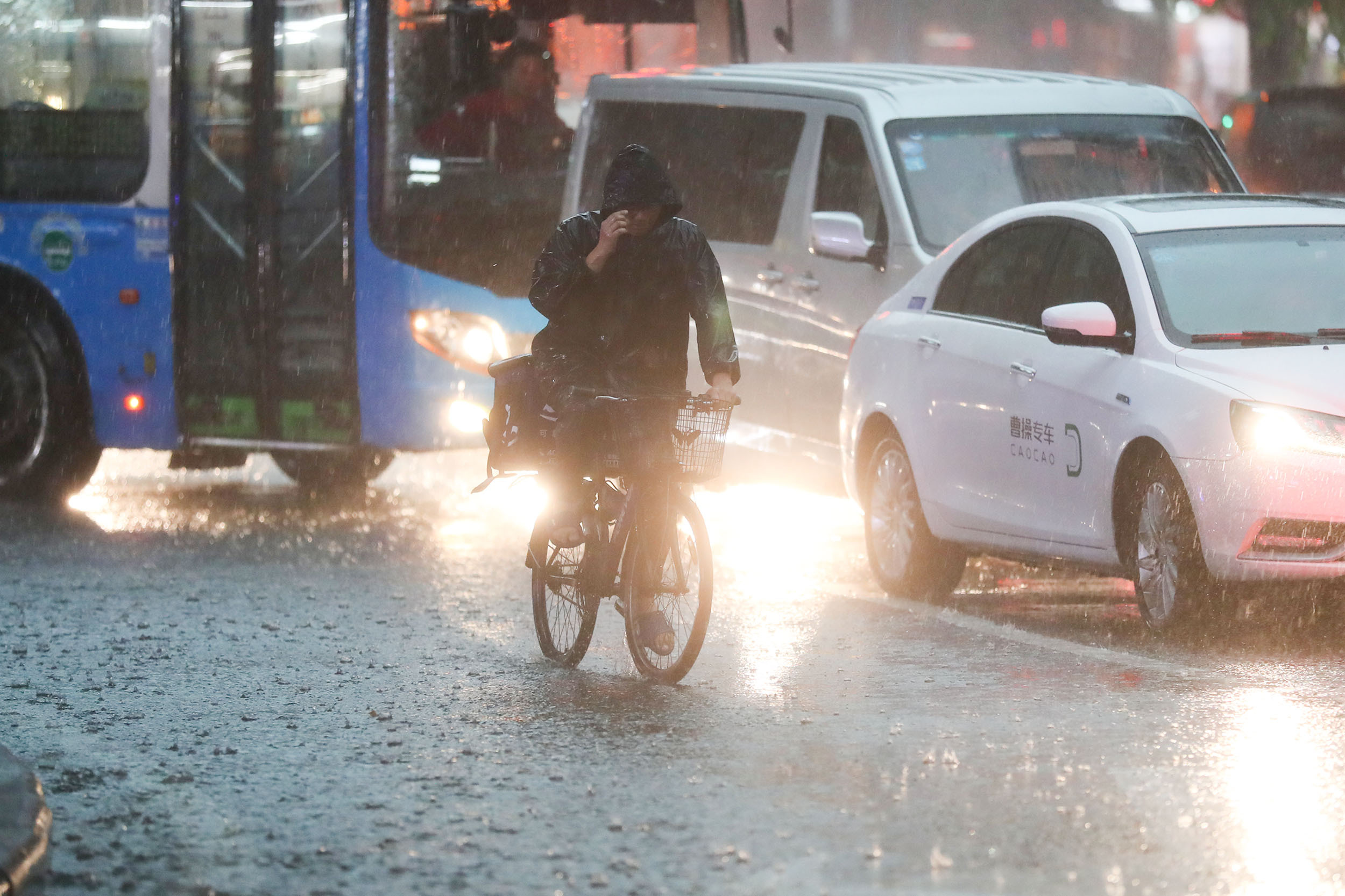 广东多地大雨倾盆,你被淋成"落汤鸡"了吗?