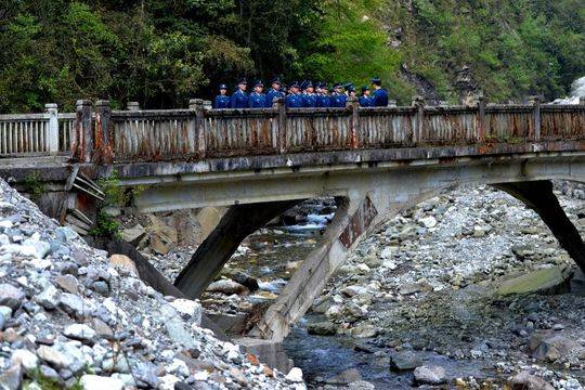 (在银厂沟地震遗址一号桥上,西部战区空军官兵重温当年30勇士勇闯小