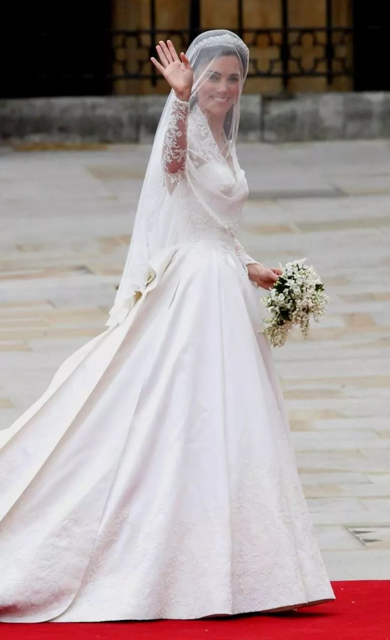 哈里王子大婚婚纱敲定,价值10万英镑!三代英国王室