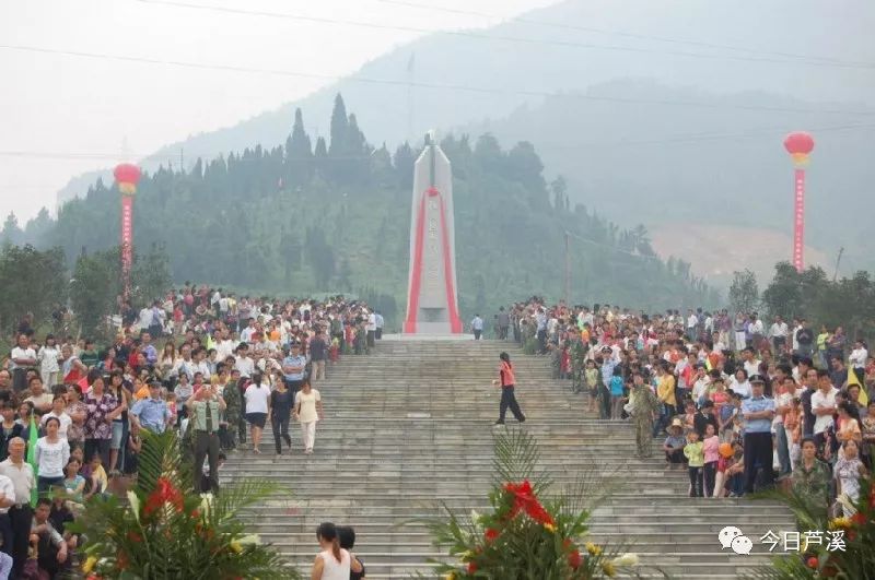 芦溪县山口岩群山怀抱中的秋收起义纪念碑  2007年9月8日上午,卢德铭