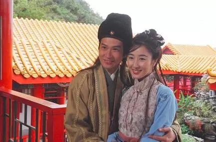 2000年,关咏荷与张家辉首次以"情侣"身份合演台庆剧《金装四大才子》