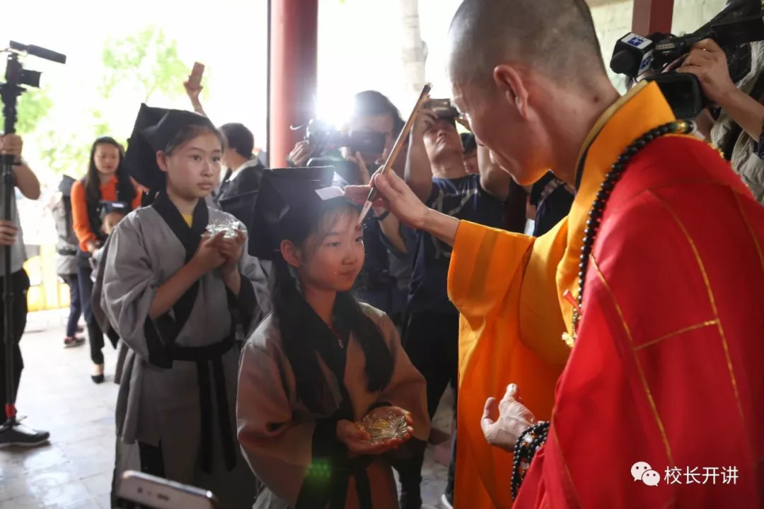 印良法师亲临仪式现场为品墨学子朱砂启智(朱笔开光)