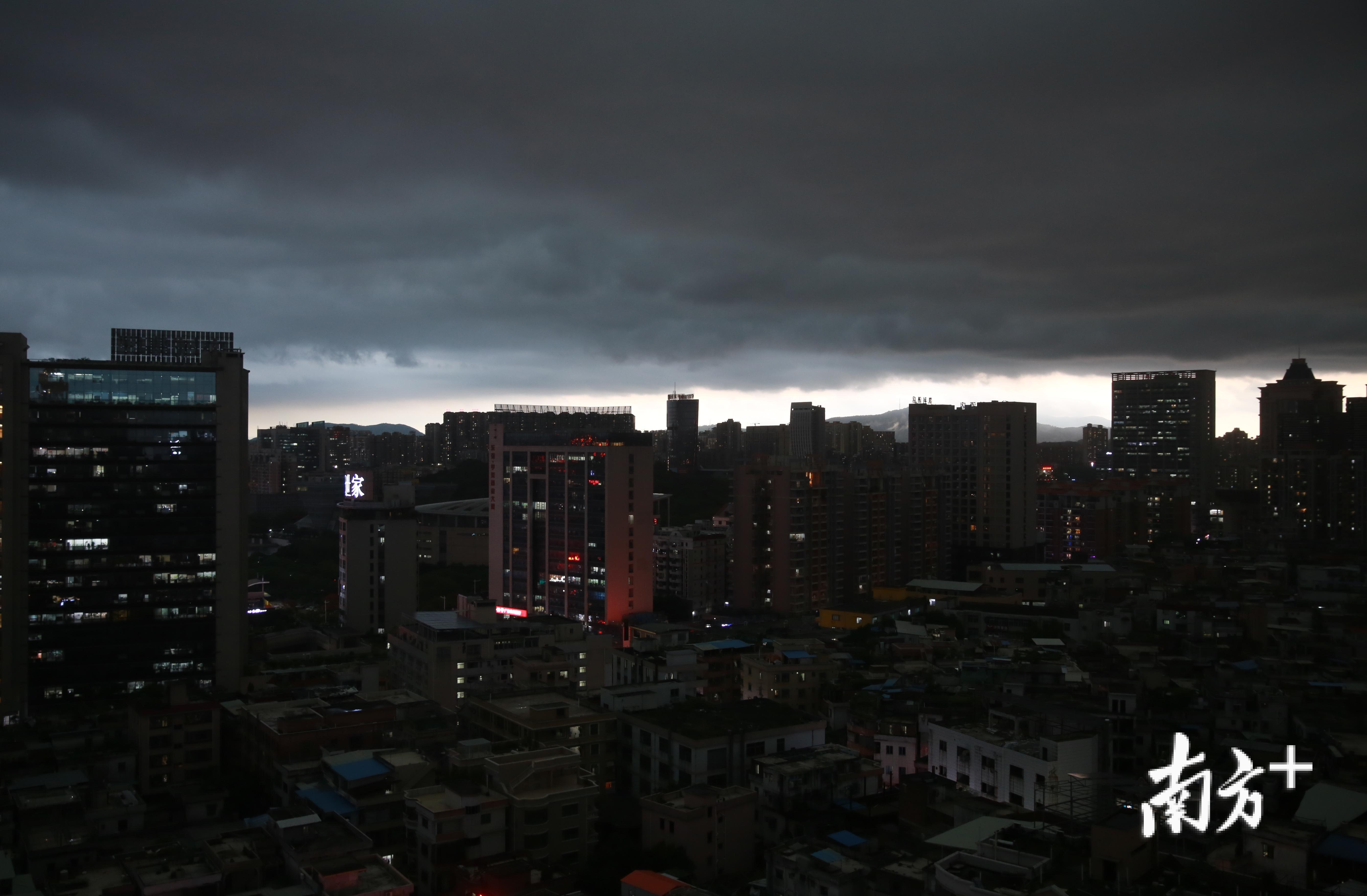 广东多地有大暴雨，18天内发布上千次暴雨预警，怎么预防如何面对_哔哩哔哩_bilibili