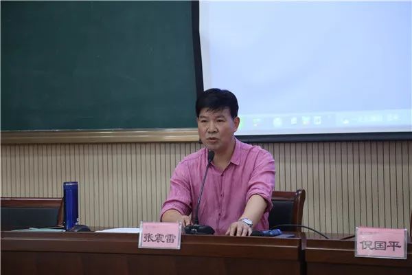 上午,张震雷校长从自己的传奇经历和大家分享了他的"成长三部曲.