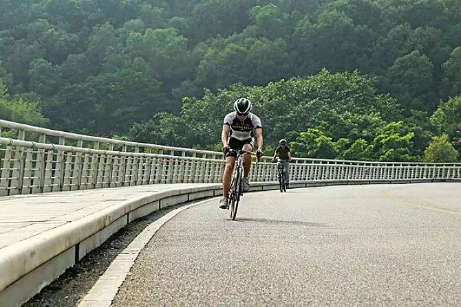 1km 骑行时间:一圈2分钟 来源丨重庆日报 照母山公园有 专门的 自行车