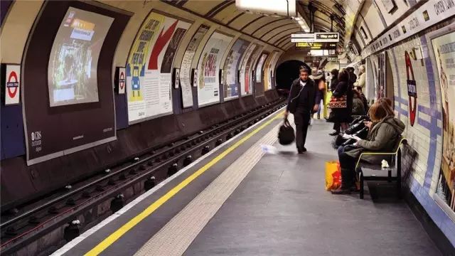 underground或 the metro,the tube对英国人来说就是地铁的意思