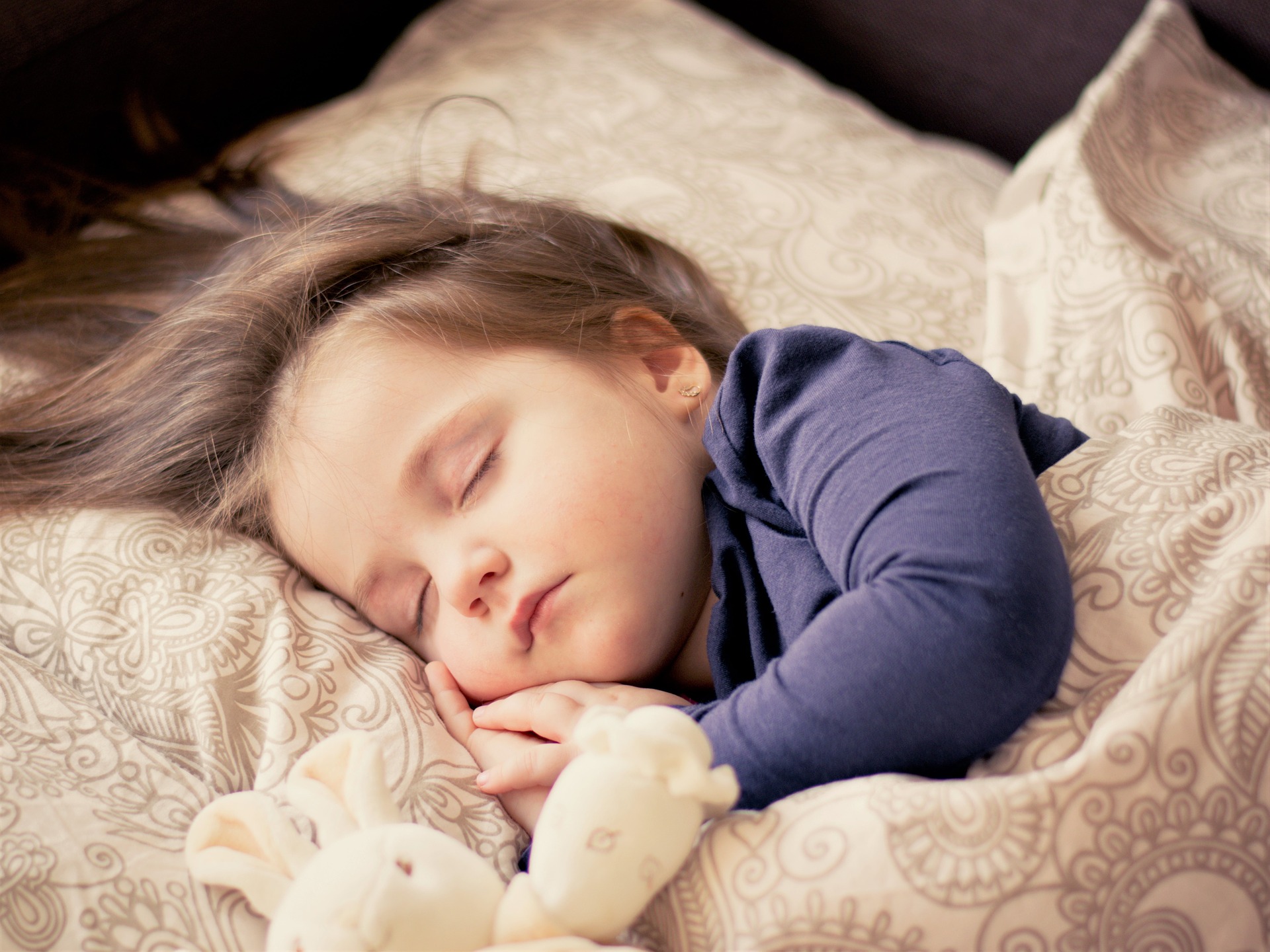 宝宝睡觉撅屁股总是往前拱?宝宝这6种睡姿是错误的!
