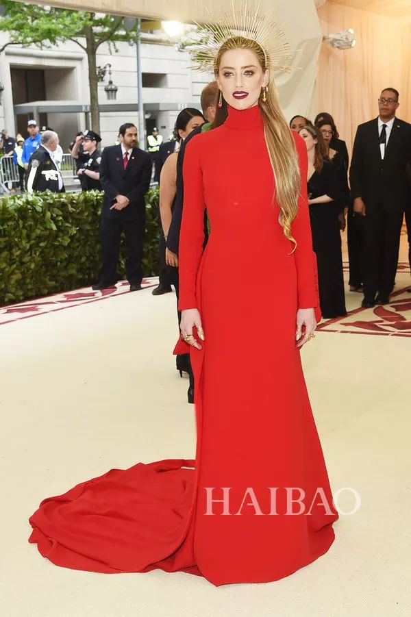 艾梅柏·希尔德 (amber heard) 亮相2018年met gala红毯