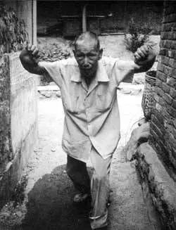 这位形意拳大师名叫李仲轩(1915-2004),出身于天津书香门第,却性喜