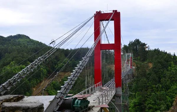 中国茶海之心田坝景区仙人岭的玻璃悬索桥边进行玻璃安装和平整道路