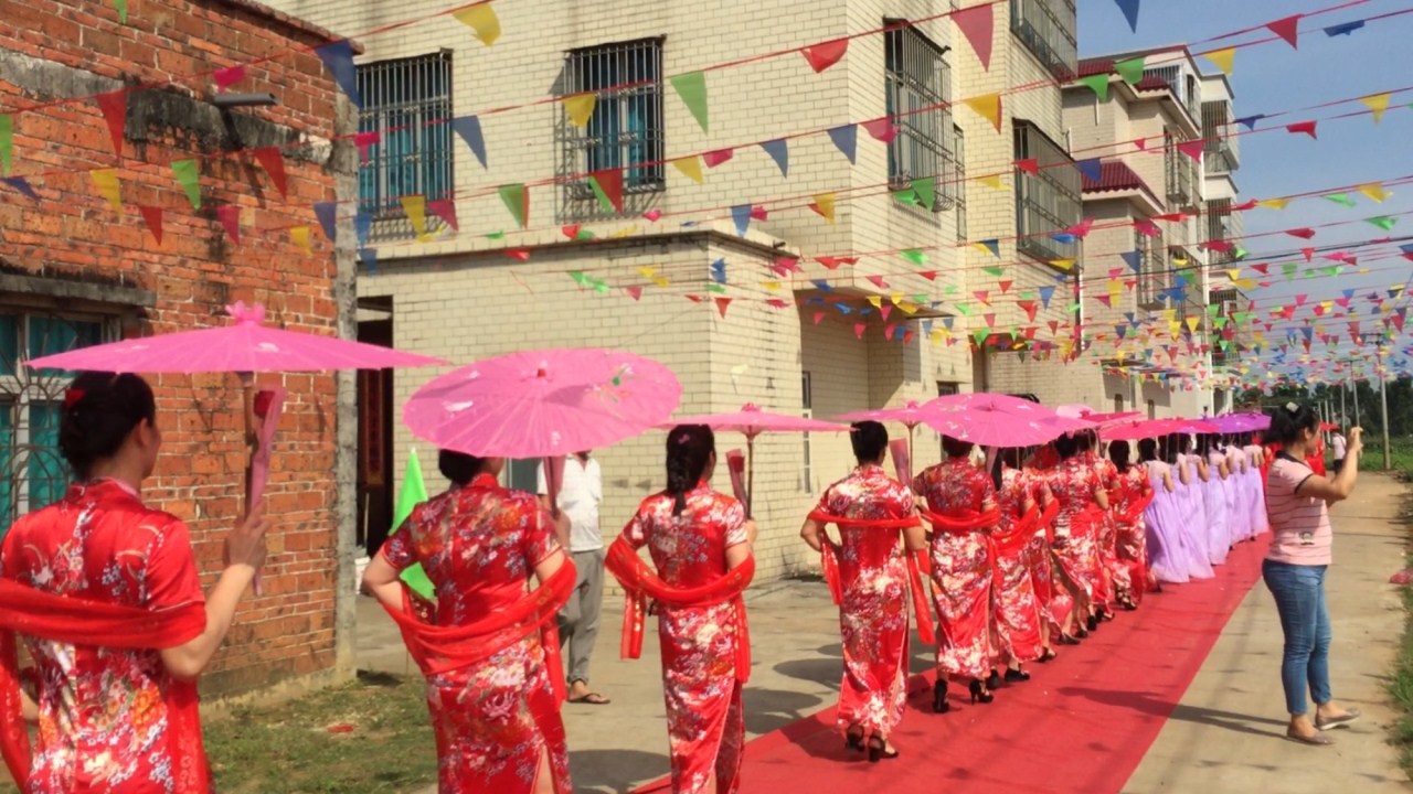 广东湛江外嫁女回娘家,场面盛大,进村仪式犹如时装表演