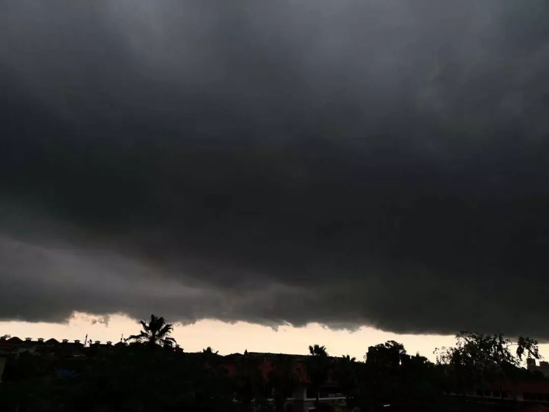 黑云压城!顺德暴雨橙色预警,天上乌压压吓死了!