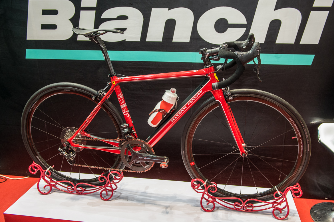 香港祥记展位价值129999的bianchi x scuderia ferrari公路车,品牌