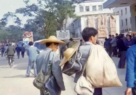 1980年,两个来深圳打工的农民工1980年代,深圳东门老街1980年,深圳
