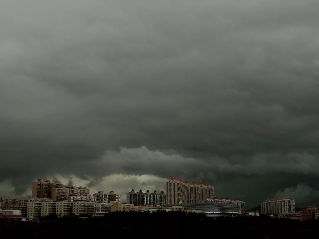 7日傍晚,广州城区上空乌云密布,随后下起了大暴雨.