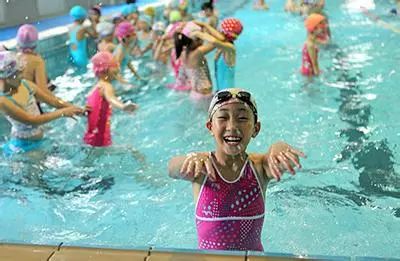 2020年!青岛小学生必须学会游泳和武术!每天还要上体育课