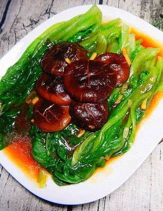 香菇蚝油生菜6.碗中垫上生菜叶,将炒好的香菇肉碎盛入其中5.