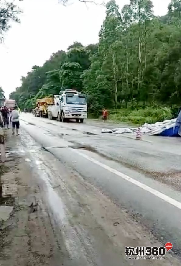 暴雨来袭325国道两台大货车相撞翻车伤亡不明