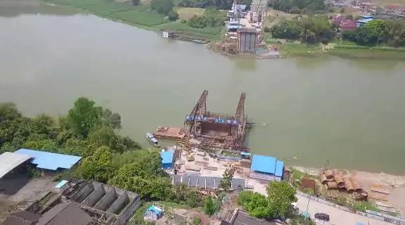 据了解,该项目位于泸县海潮镇海潮渡口下游约500米处,左岸接泸富路