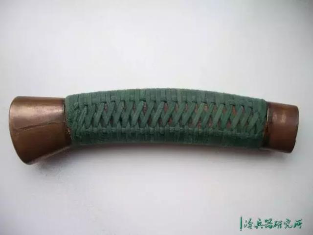 19世纪军刀上的双菱编织 这是一种特殊的宽军刀,带有三条血槽,锋利并