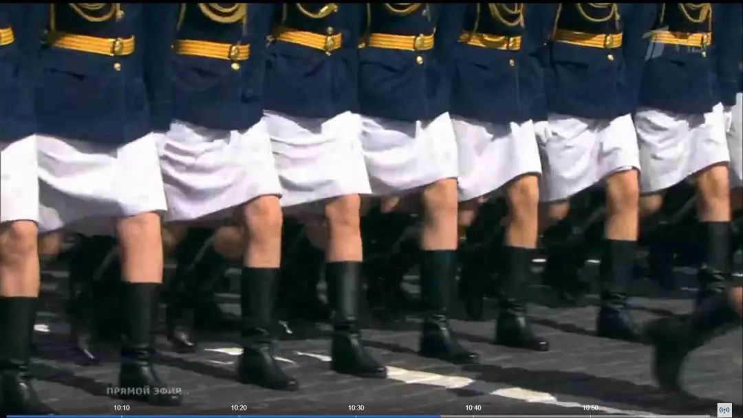 罗斯大阅兵最靓风景短裙气质女兵们甩着大长腿走过红场