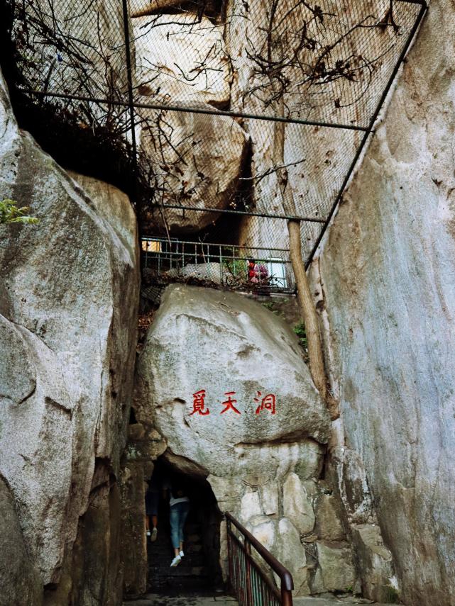 坐着中国最早自主设计制造的索道爬崂山仰口景
