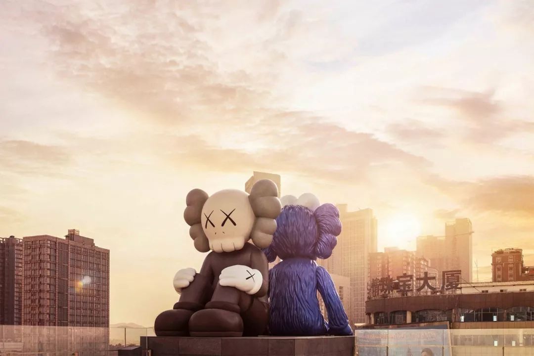 kaws 全新雕塑「kaws:seeing/watching」 亮相长沙 ifs   楼雕塑花园