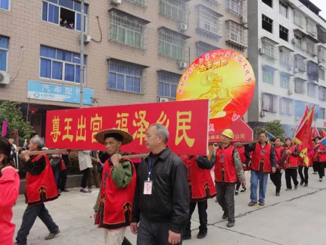 游神队伍浩浩荡荡每年农历二月二十二日,福建南平市王台镇都要举行