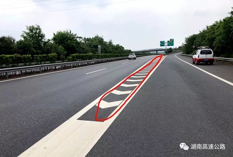 为什么高速公路分流岛不能停车 高速路上的十万个为什么