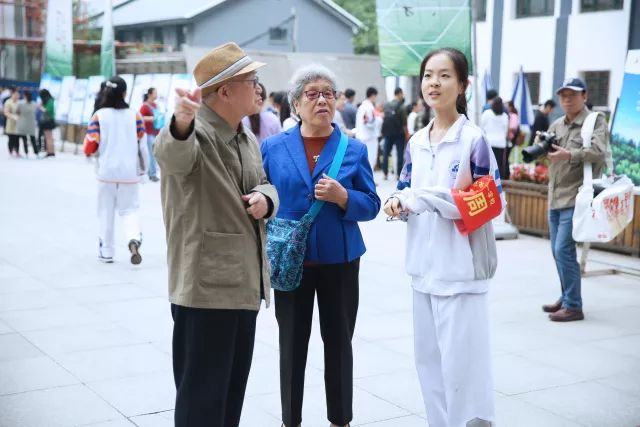 现场服务的志愿者们 文 陈熹 范广慧 张宇 李敏敏 许磊 张继红 宋