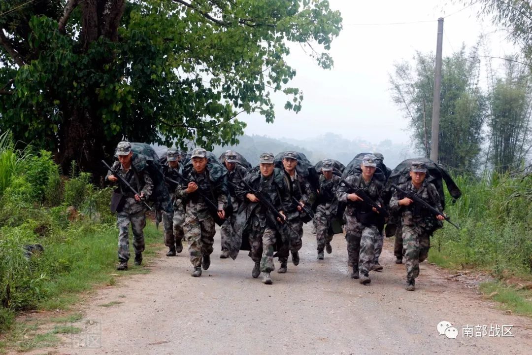 连日来,祖国西南边陲阴雨绵绵,南部战区陆军某边防旅抓住这一有利练兵