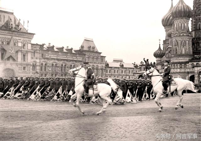 为何100年前列宁主持苏俄首次阅兵?白匪叛乱已席卷全国