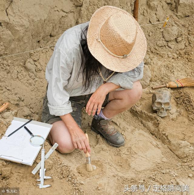 考古学家工作用画笔揭示和记录古代对象.