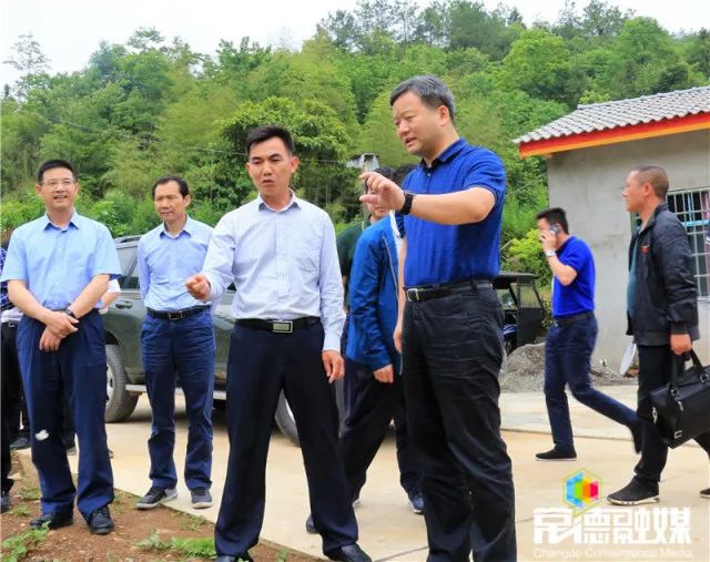 军一行轻车简从赶往石门县维新镇观峰山村,实地查看该村安全饮水,产业