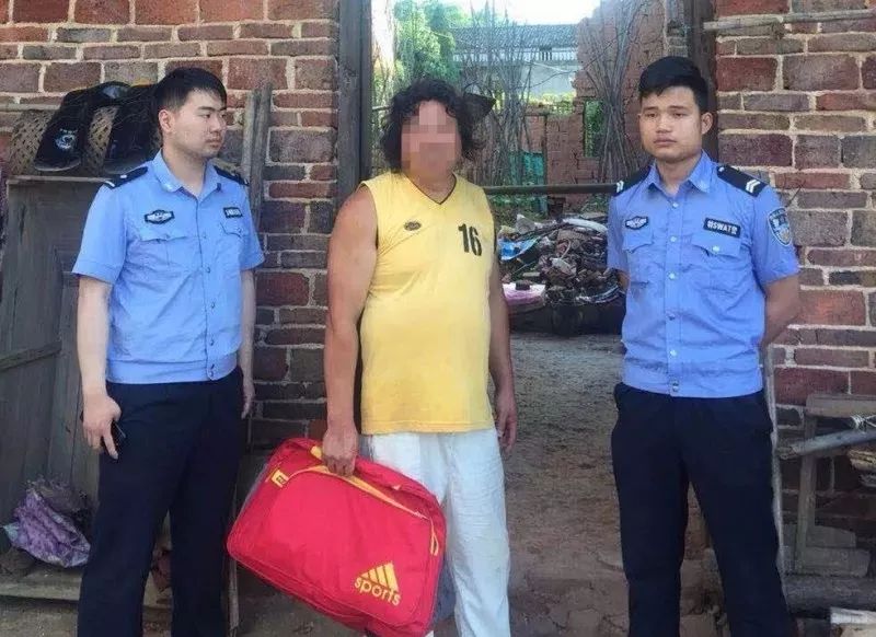 一男子手持砌刀汽车站内追砍旅客,警民联动将其