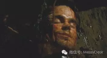 杀人狂用电锯了解了eric之后,把他整个脸皮都割下来