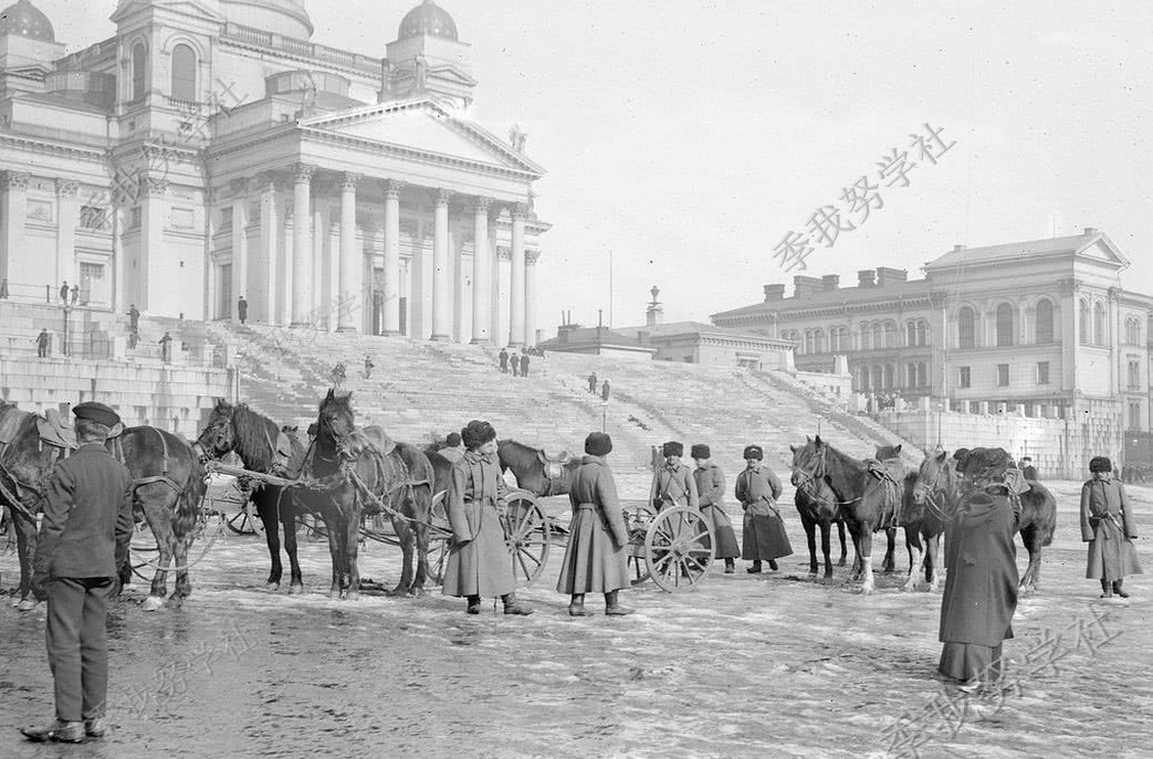 令沙皇俄国咬牙切齿的国家:图解1890年的芬兰首都赫尔辛基 一家子滑雪