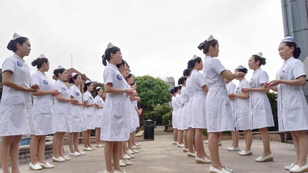 在简阳市人民医院的800多名护士中,目前有近三分之一是单身.