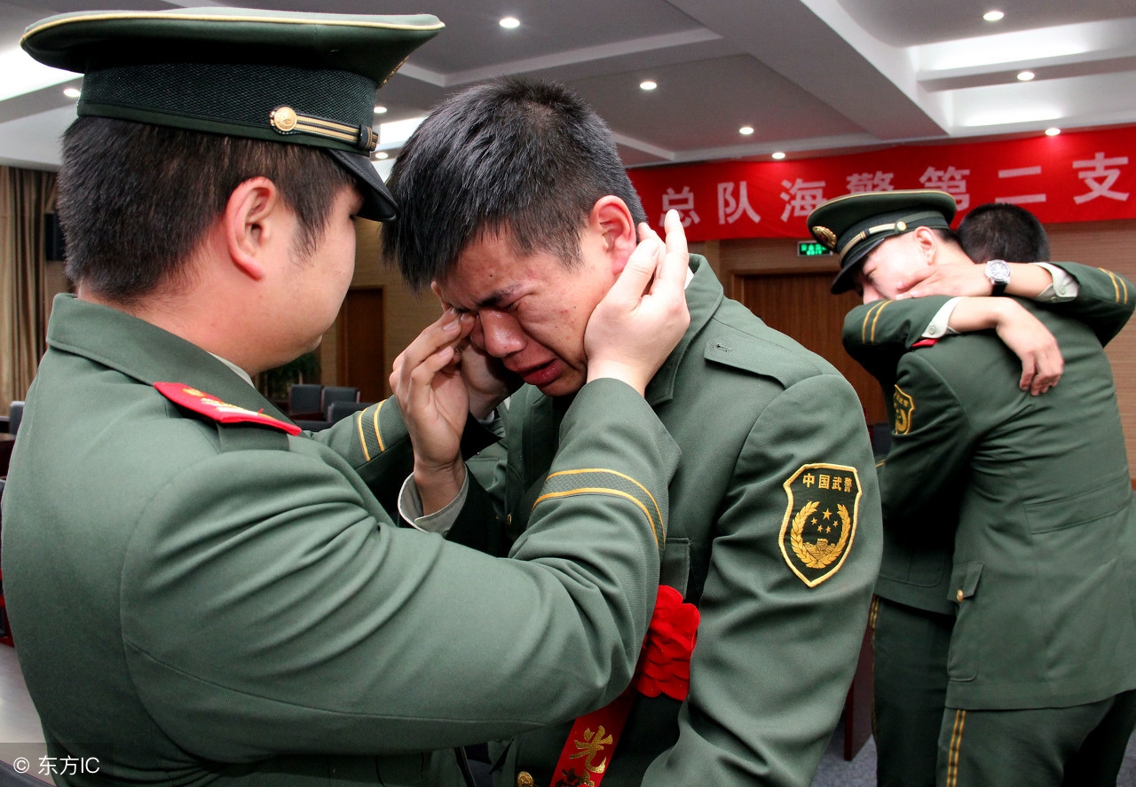 退伍老兵与战友依依惜别的场面,看了忍不住跟着落泪