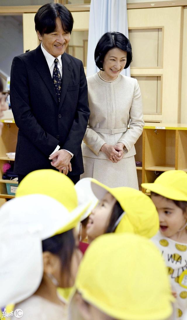 日本文仁亲王偕妻子纪子妃到访幼儿园与小朋友开心交流