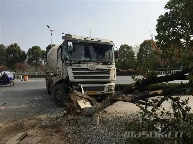 今早突发马鞍山此路段又发生事故一车被撞四轮朝天