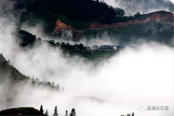 【聚焦】月亮山中现美景 雾锁山头山锁雾