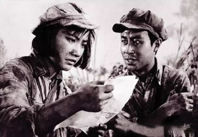 《红色娘子军》(1960年)剧照,王心刚饰演洪常青,祝希娟饰演吴琼花.