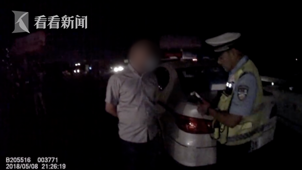 男子醉驾被查发酒疯 面对男警察喊"yes madam"