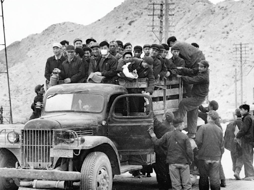 老照片:玉门油田1956年，新中国首个石油基地_搜狐历史_搜狐网