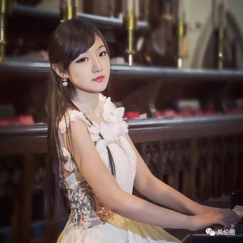 同时弹两架钢琴的中国美女演奏家,要让黄河在皇家音乐厅流淌