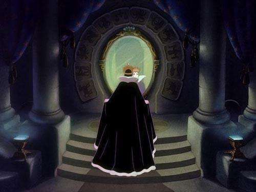 文/冯玄一在经典童话《白雪公主》里,坏王后有一方魔镜,她的神奇之处