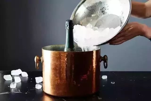 盐能降低冰块的熔点,冰镇一瓶白葡萄酒,时间在10-15 分钟,不加盐则