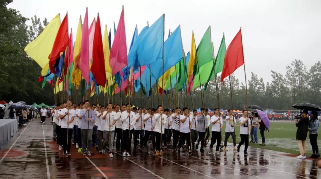 在雨中,在风中,在热情的呐喊中!运动会最美方阵等你来投票